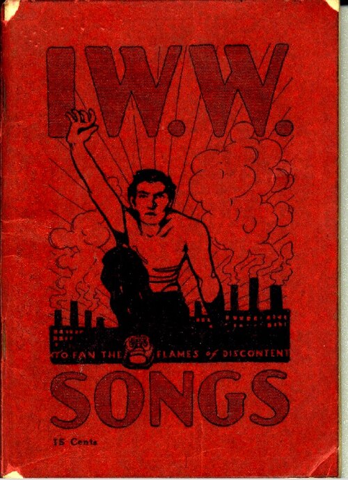 大きなタイトル「IWW Songs」と、工場を背景に丘を登り空に向かって手を伸ばしている男性のイラストが入った小冊子の表紙。