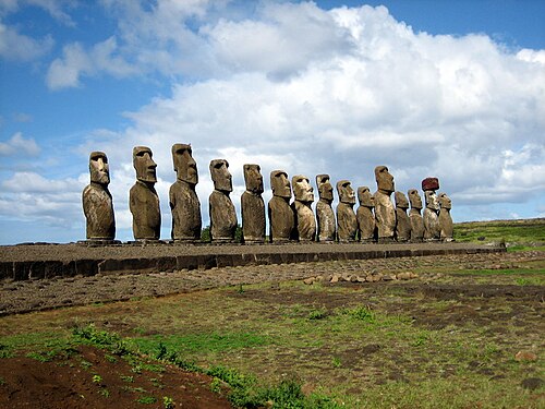 イースター島の内陸を向いたモアイ像、アフ・トンガリキ、1250～1500年頃。1990年代にチリの考古学者クラウディオ・クリスティーノによって修復された。