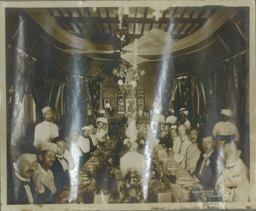 周囲の部屋で開かれた夕食会、1911年頃