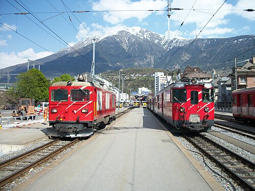 スイス、ブリッグ駅でマッターホルン・ゴッタルド鉄道の列車が運行中
