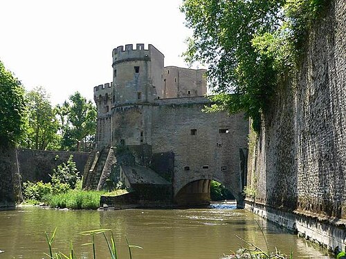 フランスのメスにある 13 世紀の城門とその塔、防御壁、市溝