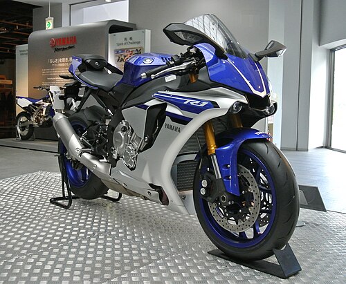 展示会場で高くなった台座に置かれた流線型の白いバイクの左側
