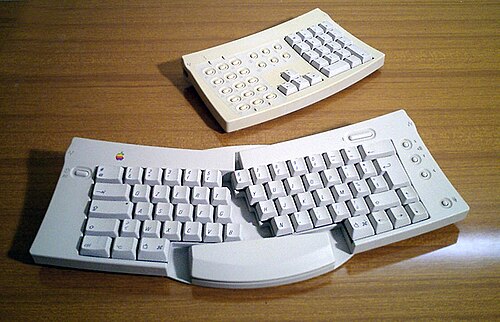 Apple Adjustable Keyboard（1992年）は、英数字キーを2つに分割し、開き角度を調整できる。
