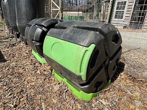 堆肥ローラーは、持続可能な庭園のための豊かな有機堆肥をきれいに生産するために使用されます。食品廃棄物、野菜くず、草刈り、段ボール、バイオ炭、葉、その他のバイオマスが混合されます。これらの投入物には、堆肥の製造に必要なさまざまなレベルの炭素と窒素が含まれています。微生物と昆虫がこれらの投入物を分解して豊かな土壌改良剤にし、植物を持続的に肥沃にします。