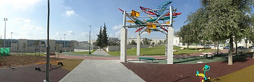 ゴレン・ゴールドスタイン公園とバイリンガルスクール（左）、パット、2007年