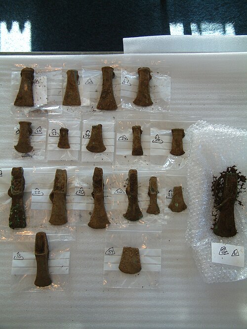 ティズベリーで発見された青銅器時代の埋蔵品から選りすぐられた青銅製の斧頭。