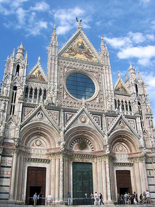 イタリアのシエナ大聖堂の多色装飾のファサードには、ビザンチン様式、ロマネスク様式、ゴシック様式の要素が見られる。