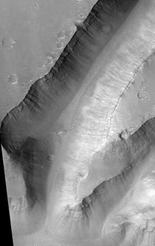 HiRISE が捉えたヒダスピス カオス。オキシア パルス四角形内の画像。