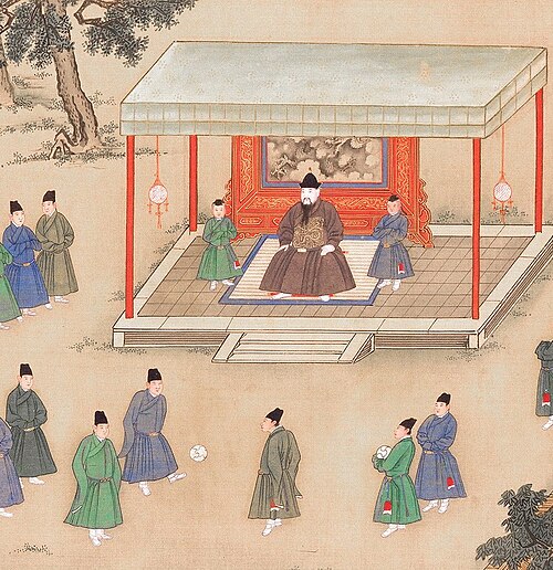 明朝の宣徳帝（在位1425-1435年）が宮廷の宦官が蹴鞠をするのを観察している