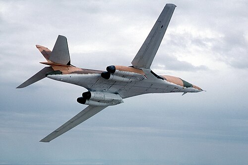 翼を前方に広げて飛行するB-1A。防閃光用の白い下面が見える。