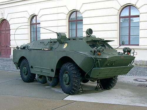 国家人民軍の装甲偵察車BRDM-2