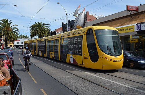 96 番の路面電車は、アクランド ストリートの終点から出発します。