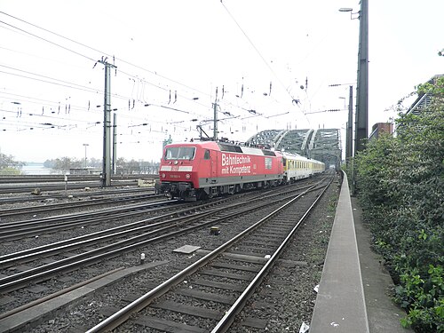 120 502 は Bahntechnik 列車でケルン中央駅を出発します。