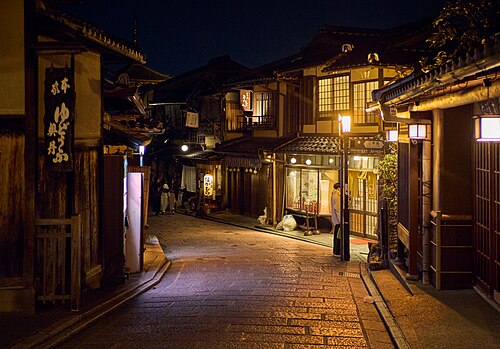東山、深夜