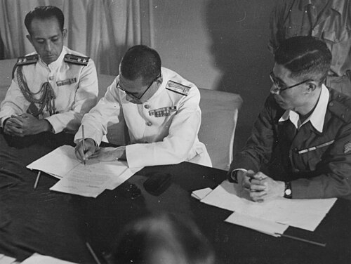 1945年9月2日、日本海軍の士官が戦艦ネルソン号上でペナン降伏文書に署名した。ペナンは翌日、ジュリスト作戦の下、イギリス海兵隊によって解放された。