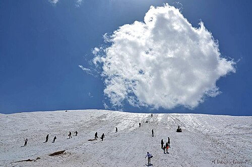 プーラドカフで雪の上を滑る人々