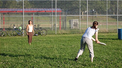 ライスフィールドのフリスビープレーヤー。フリスビーはニューヘイブンで発明された