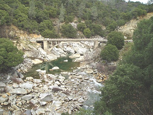 森林に覆われた峡谷を流れるユバ川の南支流