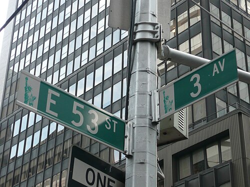イースト53番街と3番街の交差点の街灯柱を見上げた写真。