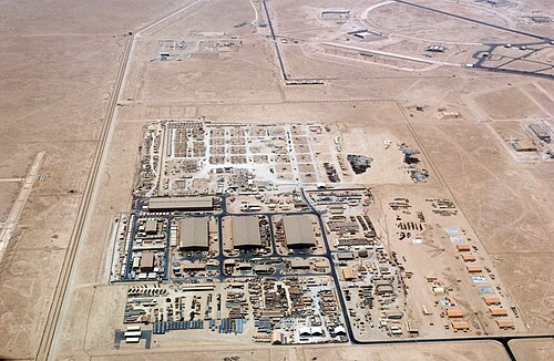 2004年に撮影されたアル・ウデイド空軍基地の「オペレーションズ・タウン」の空撮写真