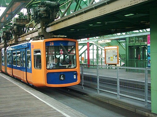 駅に停車中のGTW72列車