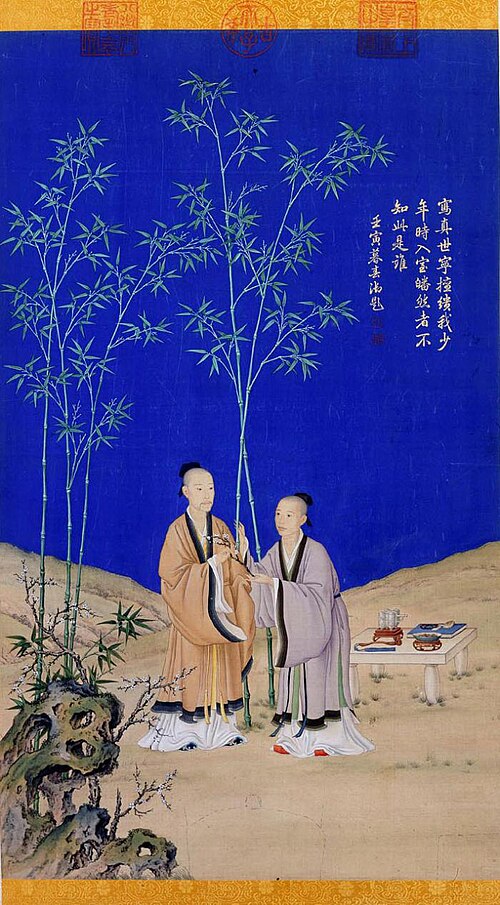 岩山の上に、紺碧の空を背景に、ローブを着た二人の男性が立っている縦の掛け軸。左手前には奇妙な形の石が立っている。背景には五本の青竹があり、右手にはいくつかの物が置かれた低いテーブルが置かれている。左手の男性は背が高く、年配に見えるが、花の付いた木の枝と思われる長い物を右手の男性に渡している。