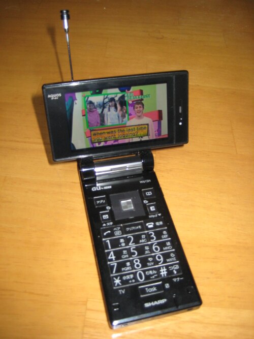 KDDI シャープ W61SH (日本)、スイベル/フリップ混合
