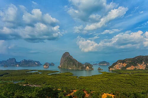 パンガー湾の石灰岩の小島