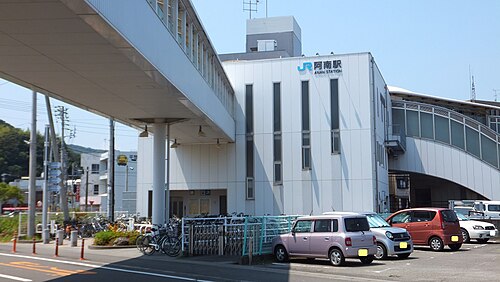 駅の東口。