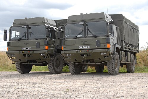 ソールズベリー平原の訓練区域で、一般任務仕様のイギリス陸軍HX60 4×4トラック2台