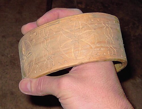シンボルが彫られたカウベル用の別の木製首輪。