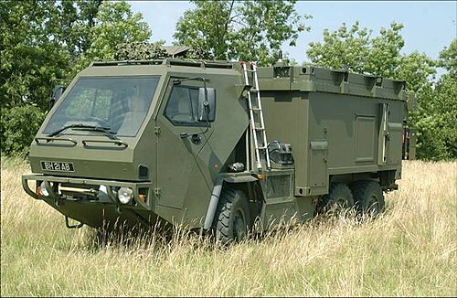 4 人乗りキャブと通信用リアボディを備えた Supacat HMT 600。