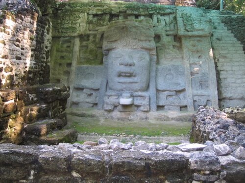 仮面寺の右側（寺院に向かって）の壁にある彫刻の詳細。左側にも同様のサイズのパネルがあるが、保護のため覆われている。