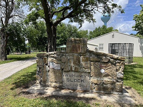 手前に旧市刑務所が写るマスコタ公園（2024年）