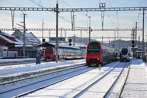 雪の中の赤い電車