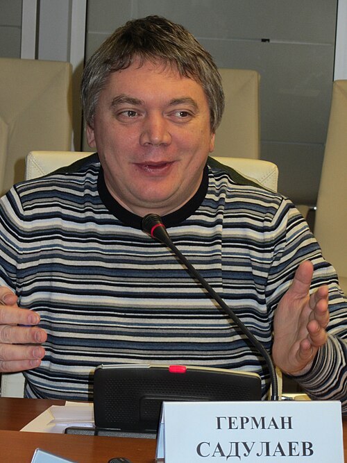 ロシア賞の最終候補作家についての記者会見に臨むサドゥラエフ氏、エリツィンセンター、モスクワ、2012年3月20日