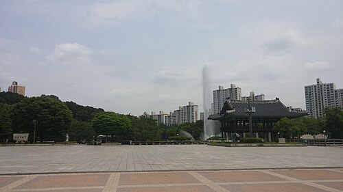 パビリオンの後ろの噴水（2015）