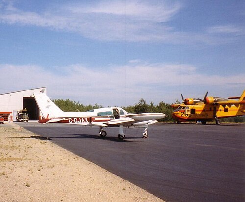 1995 年、オンタリオ州ケノラの MNR CL-215 とセスナ 310 バードドッグ航空機