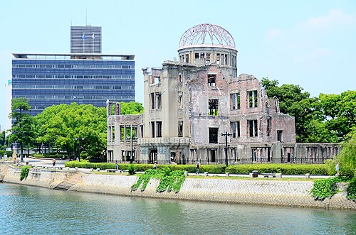 記念公園から見た広島ドーム