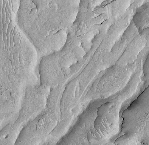 エオリス四角形の逆さの水路。粗い物質が堆積して固まった後、水路が隆起した地形になったと考えられています。