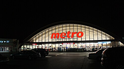 夜のパークウェイプラザにあるメトロスーパーマーケット