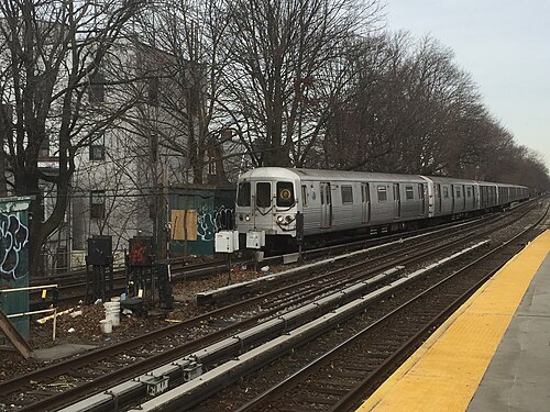 コニーアイランド行きのR46 Qトレインが駅に近づいている。