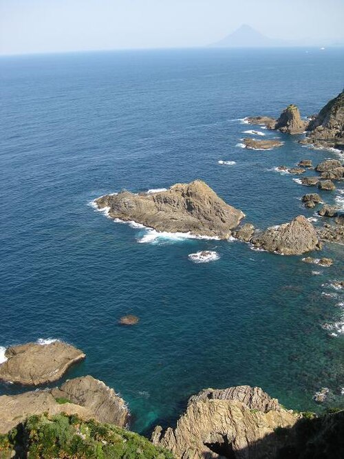 海に面した薩摩半島の開門山
