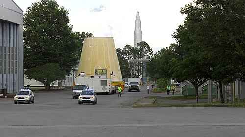 NASAがSLSロケットのステージアダプターを移動させている。後方にはSA-Dが配置されている。