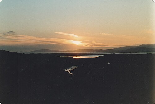 1987年、アイベラ半島の丘陵地帯から見たディングル半島の夕日。