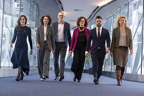ティサ党所属の欧州議会議員6名（マジャール氏を除く）の集合写真（7人目）
