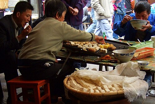 中国雲南省元陽市の屋台で焼かれた豆腐とジャガイモ