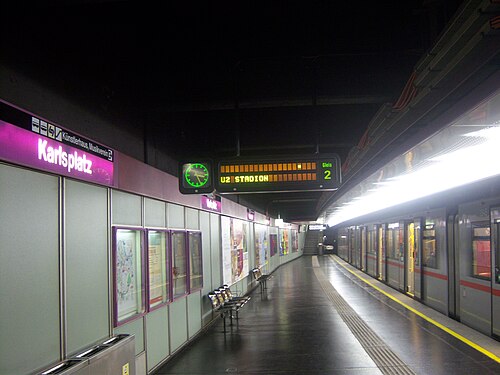 カールスプラッツ駅の U2 プラットホーム