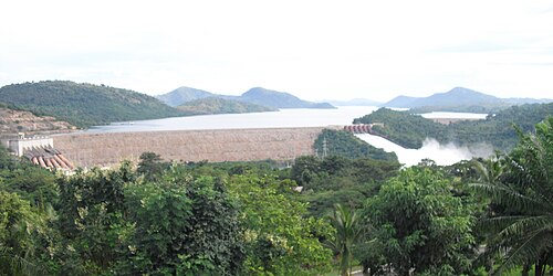 アコソンボ水力発電ダムの放水路から水が溢れ出ている。