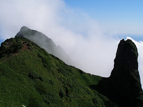 真下から撮影した利尻山の山頂